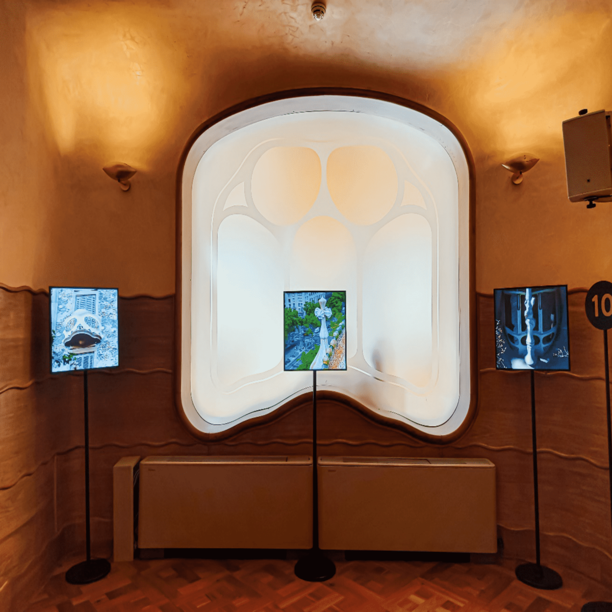 MOPIC Co reinterprets Gaudi’s ‘Casa Batlló' architecture as immersive content 1 MOPIC-Lightfield-3D-Signage-installed-inside-Casa-BatlloExhibition-Space-No.-10png