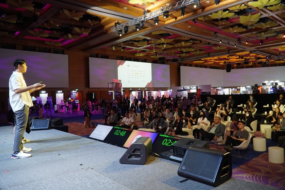 Gi Ro, Chief Strategy/Officer for Video Monster, giving a product description at the Sling Shot Pitching Competition, the main event of the global startup exhibition ‘SWITCH 2022’ held at the World Convention Center in Singapore on the 25th | Photo courtesy of AVING NEWS