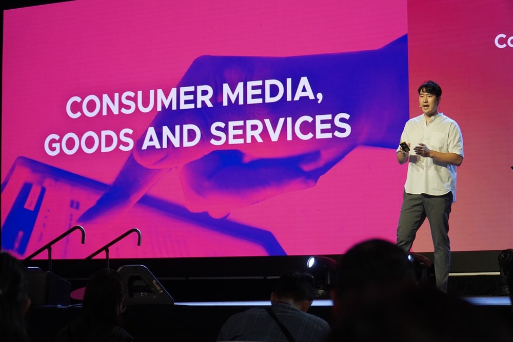 Gi Ro, Chief Strategy/Officer for Video Monster, giving a product description at the Sling Shot Pitching Competition, the main event of the global startup exhibition 'SWITCH 2022' held at the World Convention Center in Singapore on the 25th | Photo courtesy of AVING NEWS