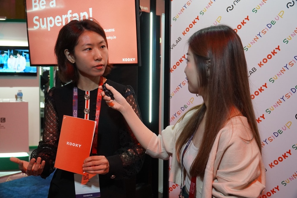 CEO Hami Kim (pictured on the left) in an interview with foreign media at SWITCH 2022 │Photo by – AVING News