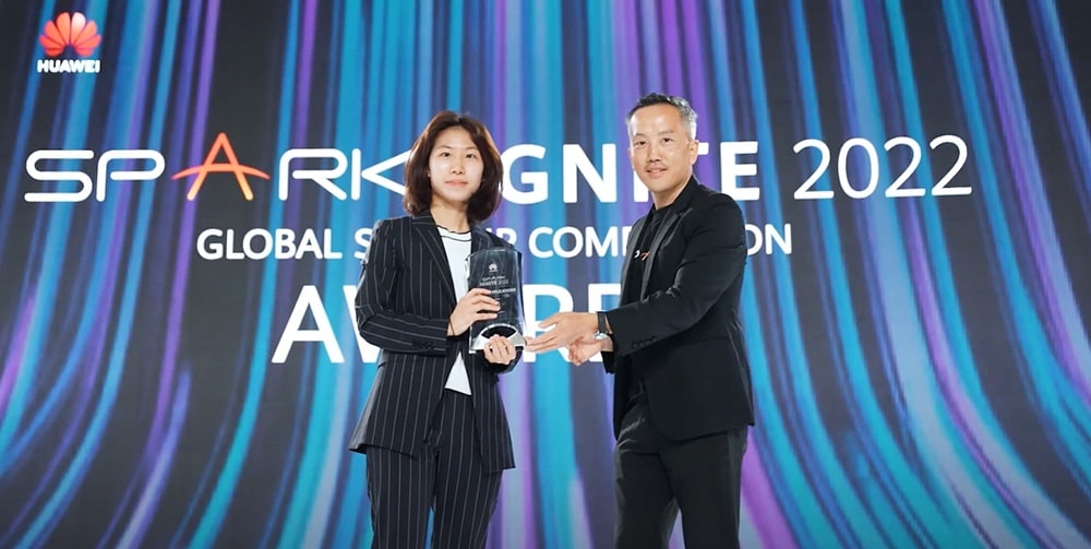 Hami Kim (pictured on the left), the CEO of Lighters Company', won 1st place in the category of mobile applications of 'Huawei Spark Ignite 2022', │Image provided by – Lighters Company.