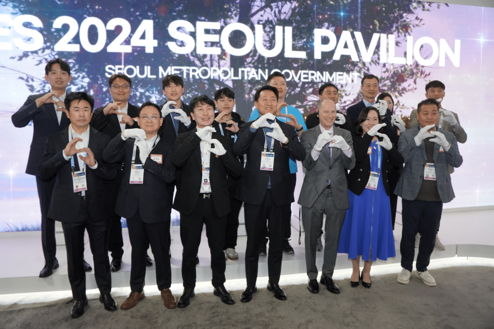 Mayor Oh Se-hoon, Kim Hyun-woo (CEO of Seoul Business Agency), Gary Shapiro (CTA President), and other guests took a commemorative photo at the _CES 2024_ opening ceremony.